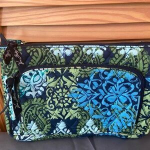 Pre Owned Vera Bradley Quilted Crossbody Purse in Blue & Green Floral Medallion